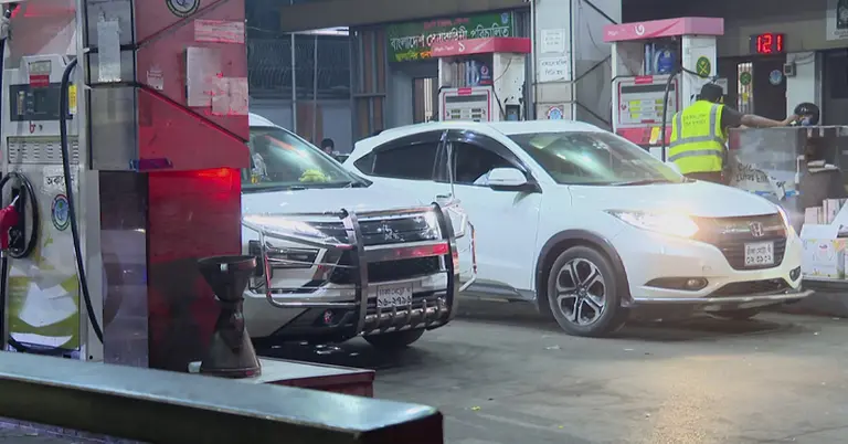 মধ্যরাতেও জ্বালানি তেল নিতে পাম্পের সামনে অপেক্ষা করেছে গাড়িচালকরা